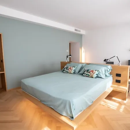 S1 Luxury And ترييستي