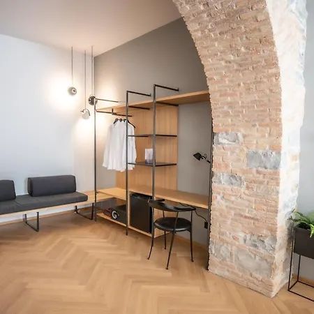 S1 Luxury And ترييستي