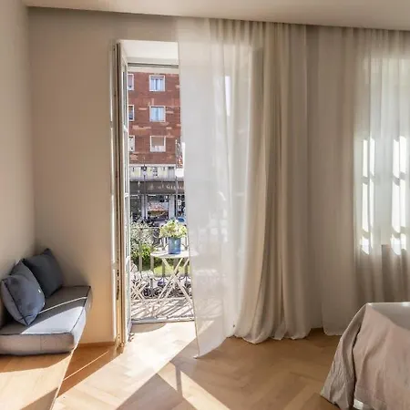 S1 Luxury And * ترييستي