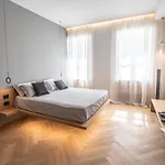 S1 Luxury And 的里雅斯特